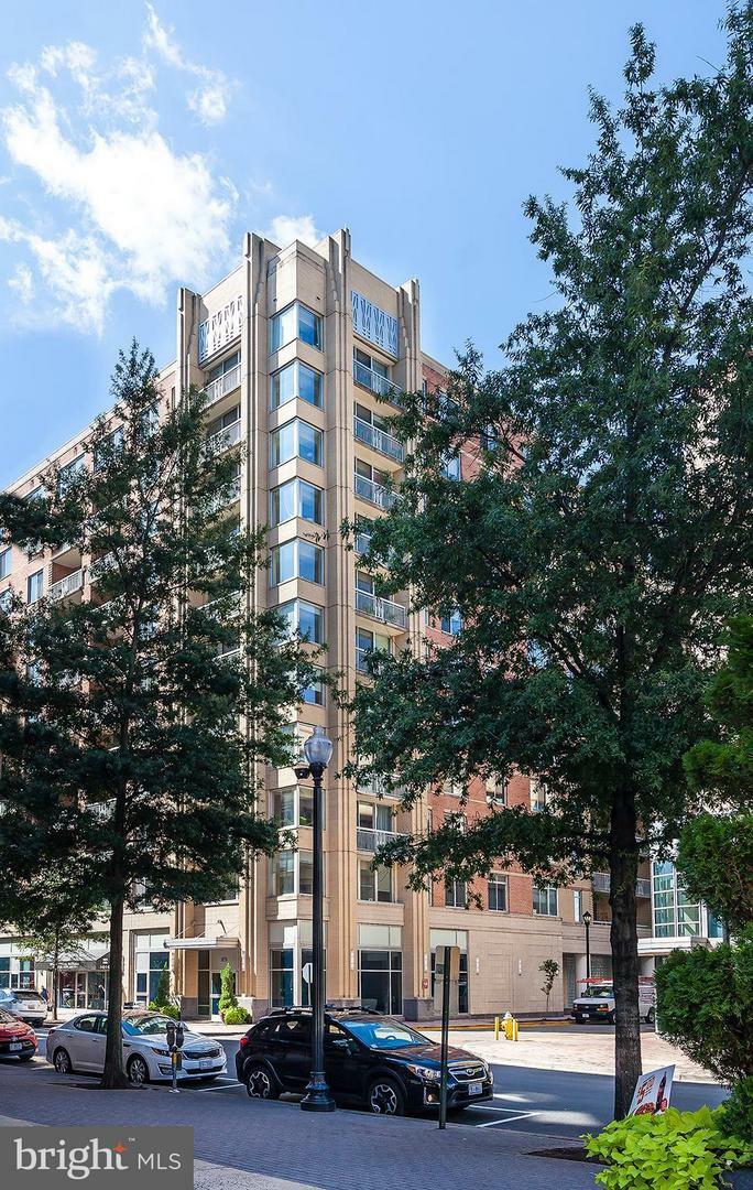 Property Photo: 1020 N Highland Street 809 VA 22201