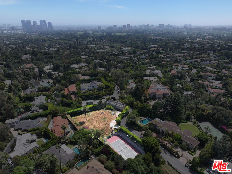 Property Photo:  1120 Summit Dr  CA 90210 