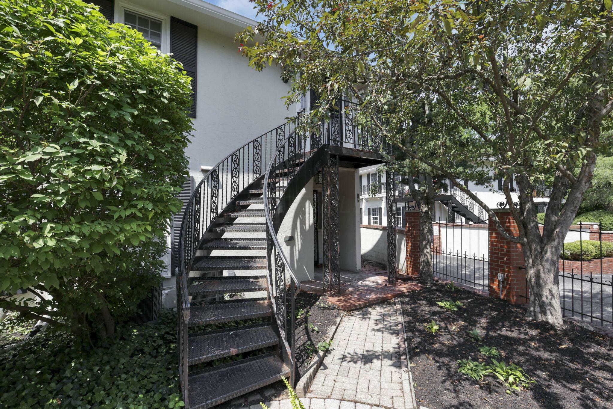 Property Photo:  1631 Roxbury Road  OH 43212 