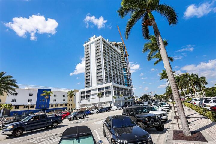 Property Photo: 1720 Harrison St 10A FL 33020