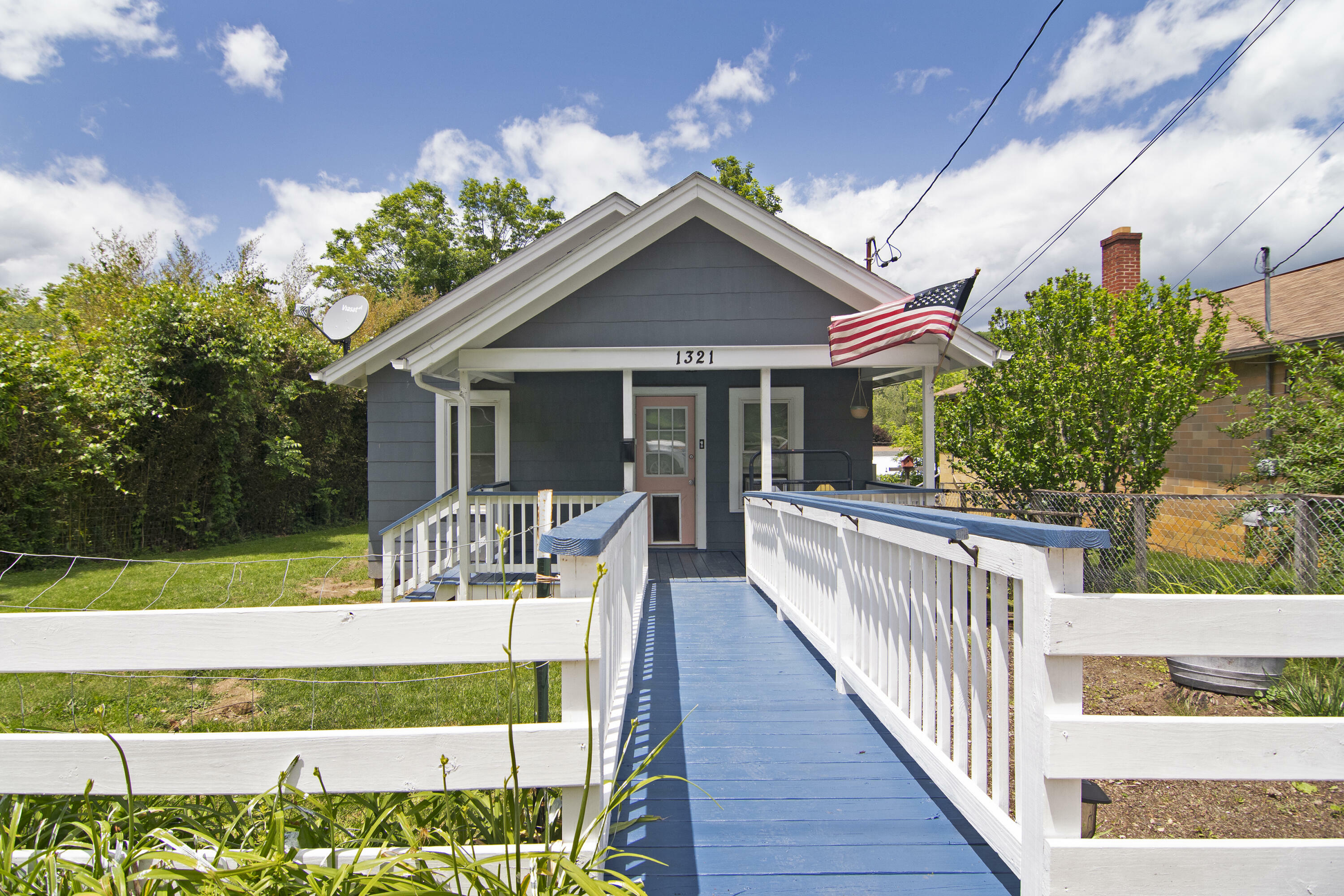 Property Photo: 1321 E Main St WV 24986