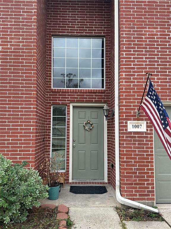 Property Photo: 1007 Oak Falls Drive TX 77378