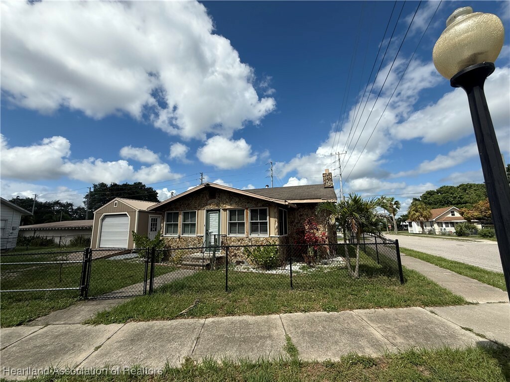 Property Photo: 351 N Commerce Avenue FL 33870