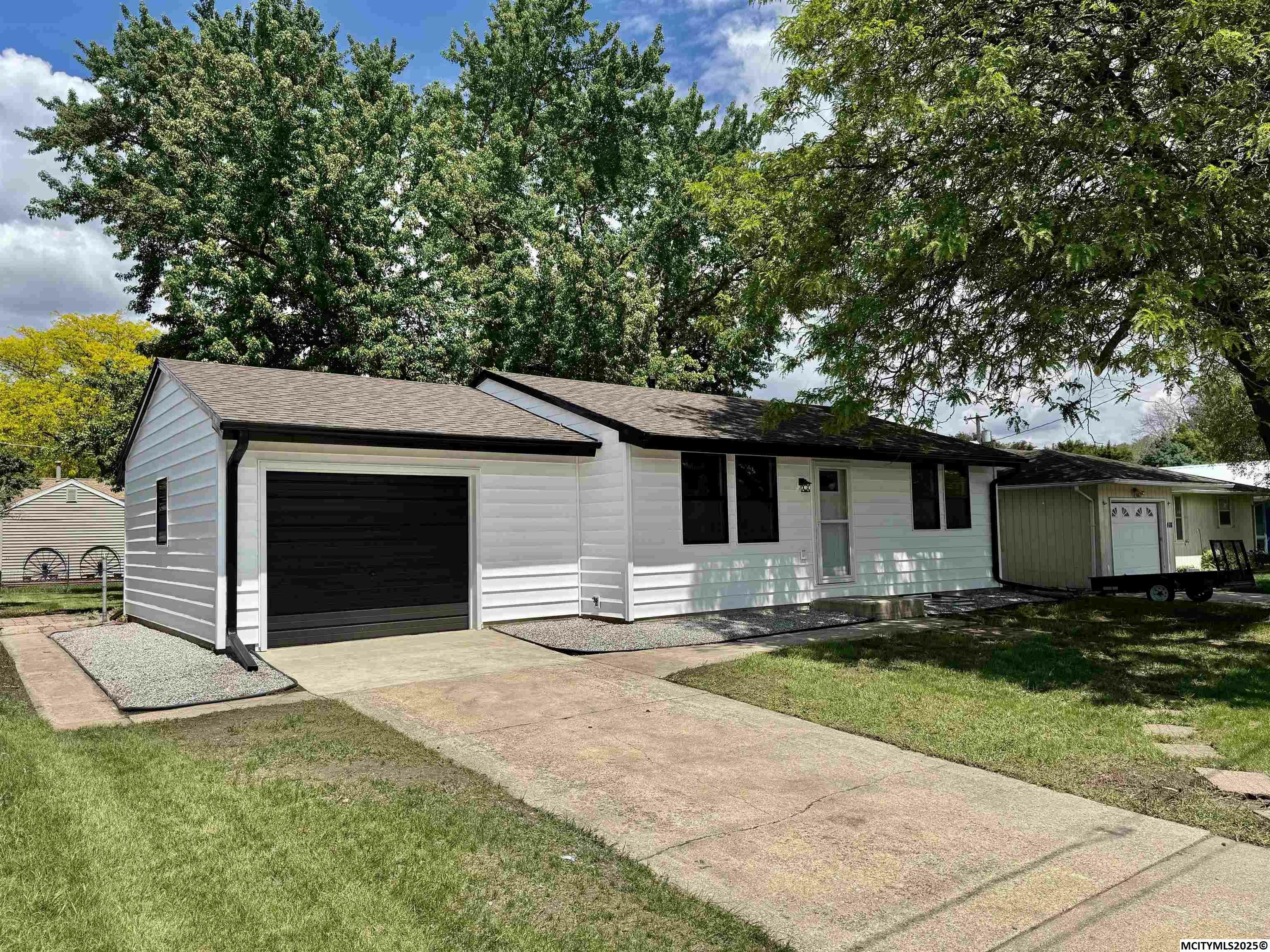Property Photo: 424 23rd SW IA 50401