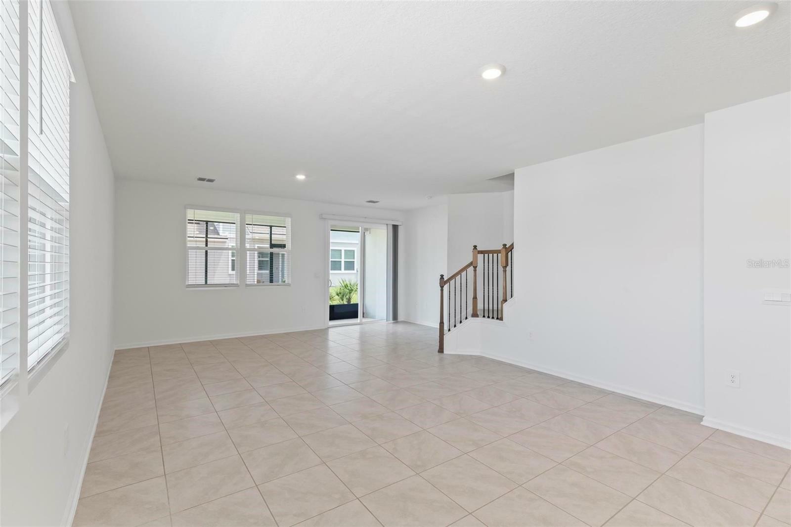 Property Photo: 516 Redbud Road FL 32137