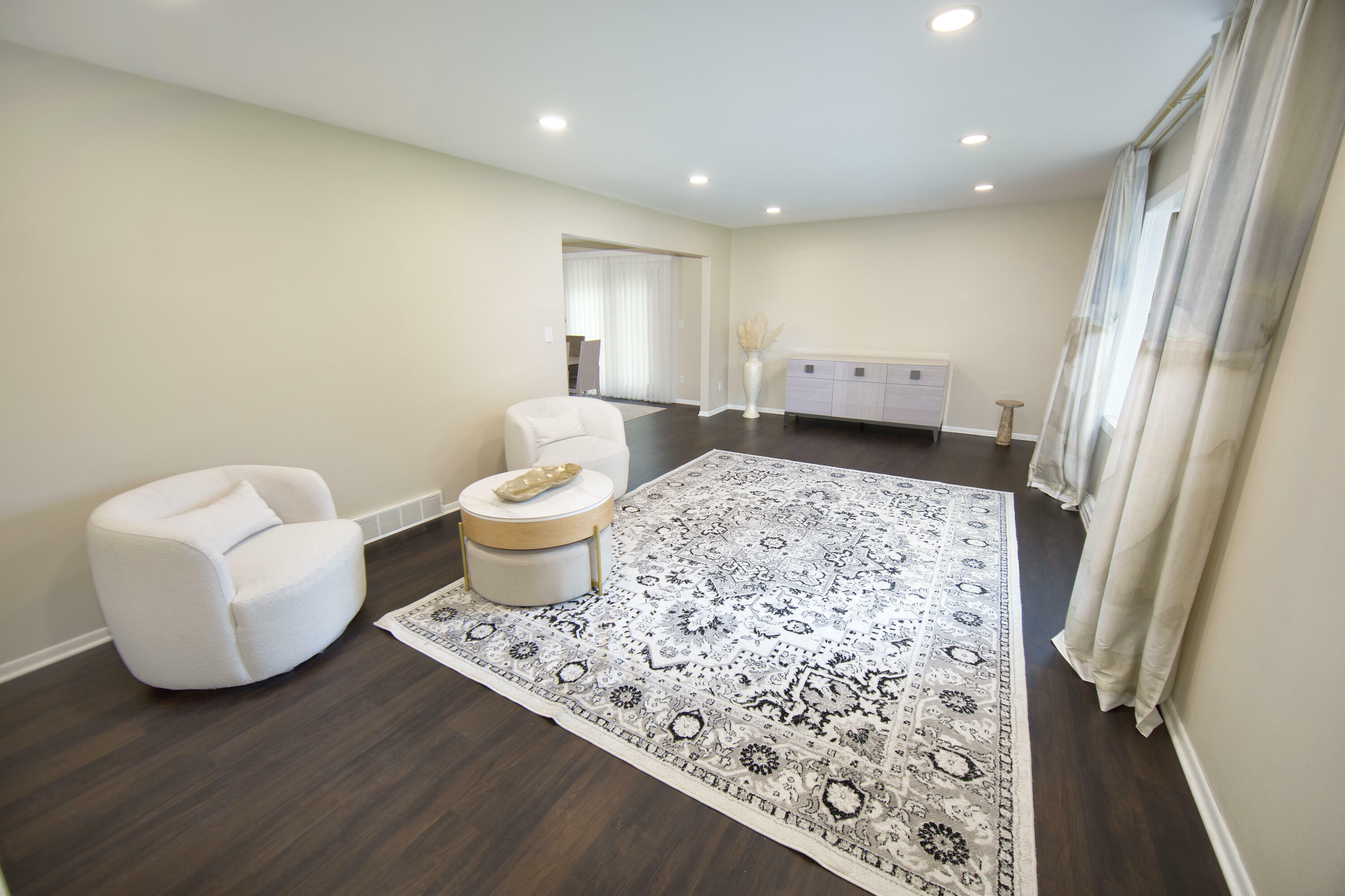 Property Photo: 10234 N La Cresta Dr 53092