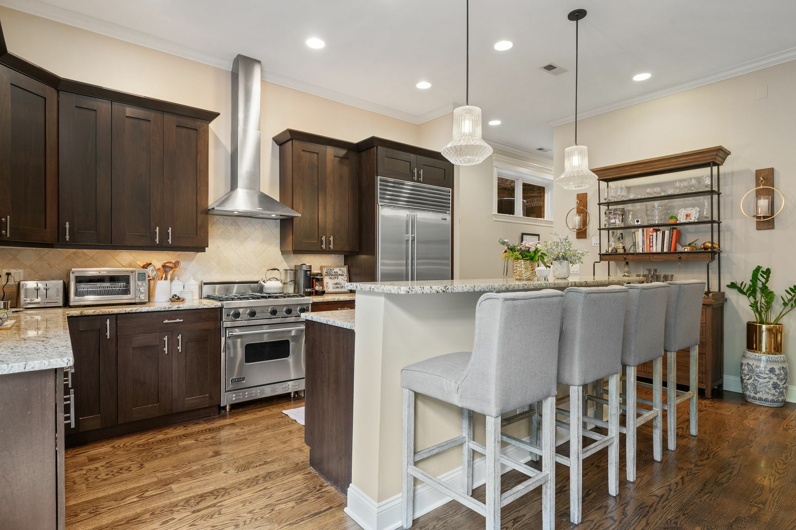 Property Photo: 663 W Wellington Avenue 1 IL 60657