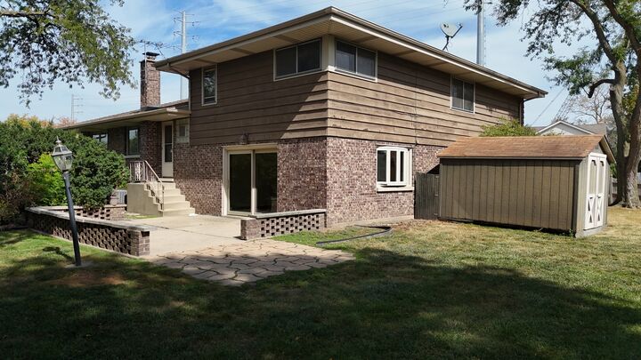 Property Photo: 494 E Atwood Court IL 60126