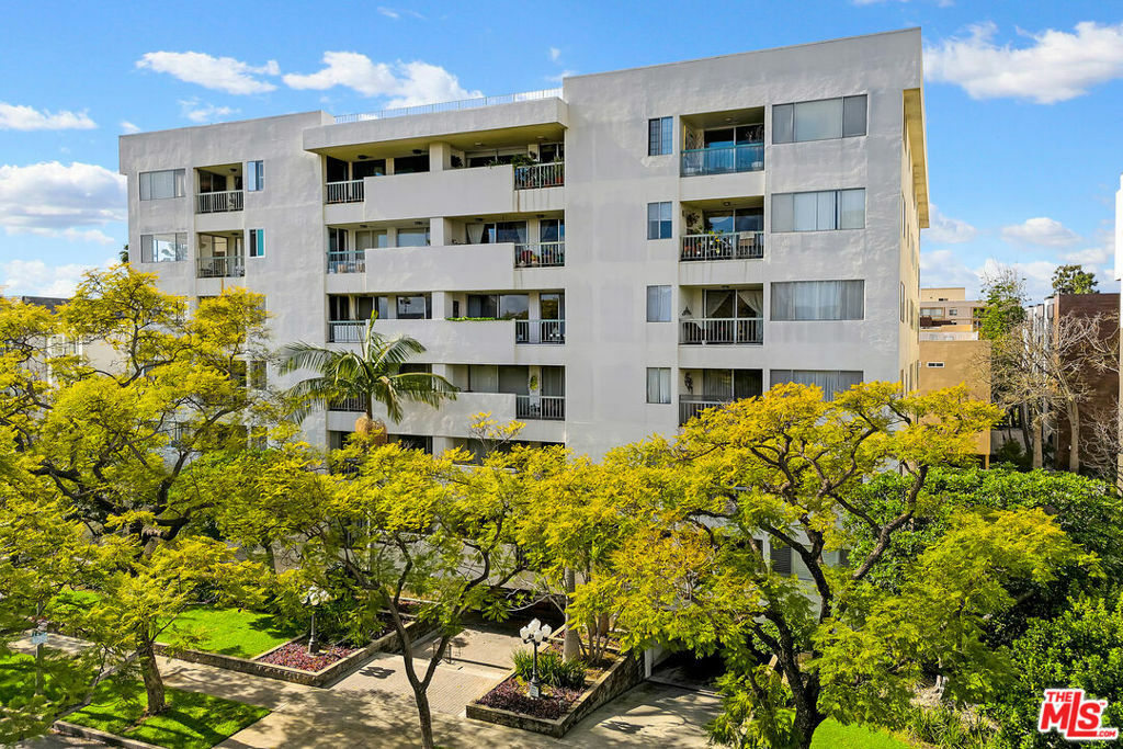 Property Photo:  321 N Oakhurst Drive 203  CA 90210 