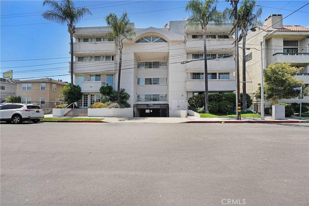 Property Photo: 5219 Newcastle Avenue 302 CA 91316
