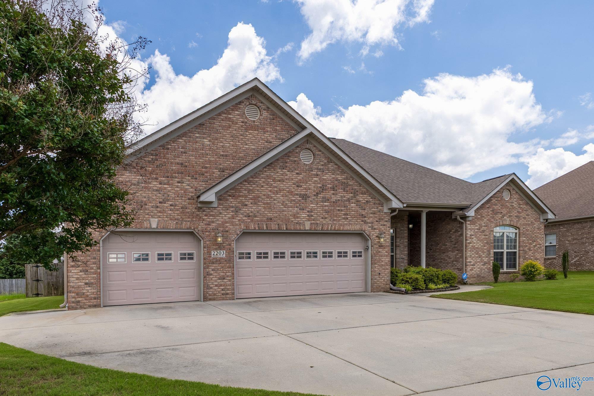 Property Photo: 2203 Sorrento Place SW AL 35603