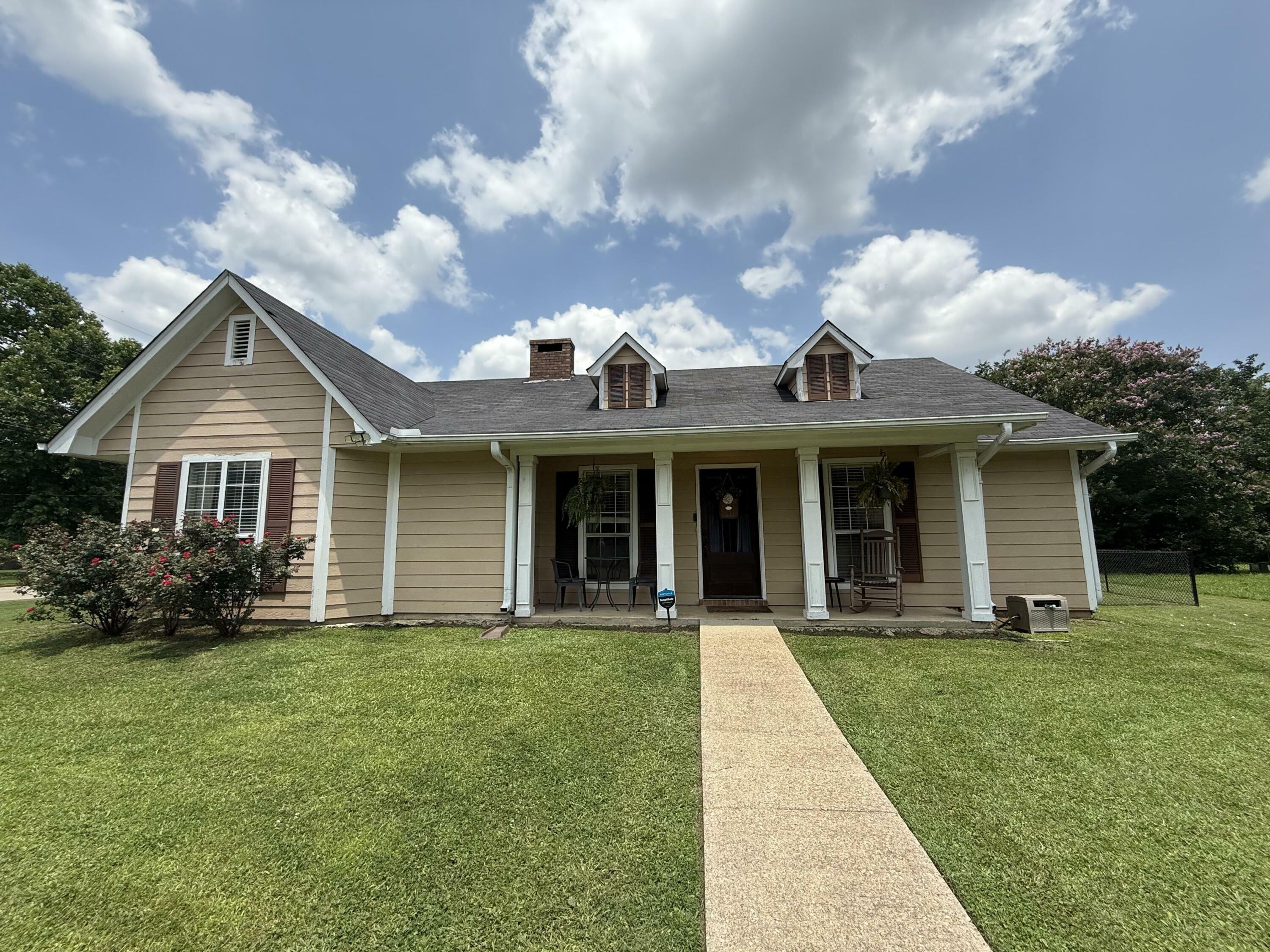 Property Photo:  1022 Marquette Street  MS 38801 