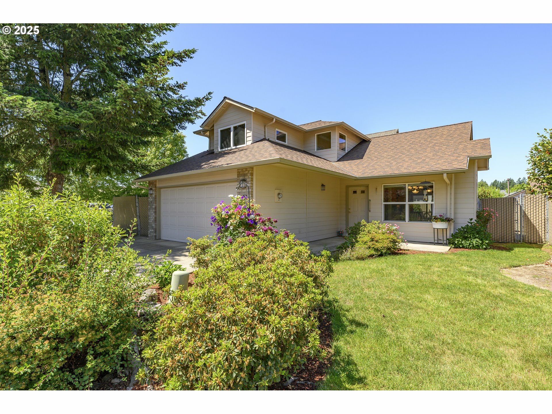 Property Photo: 305 NE Fircrest Pl OR 97128