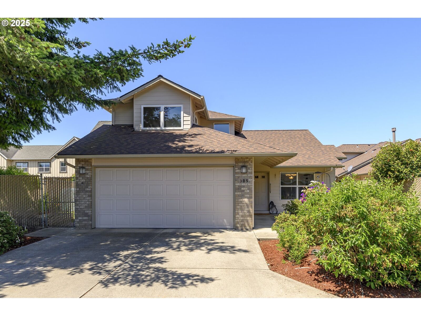 Property Photo:  305 NE Fircrest Pl  OR 97128 