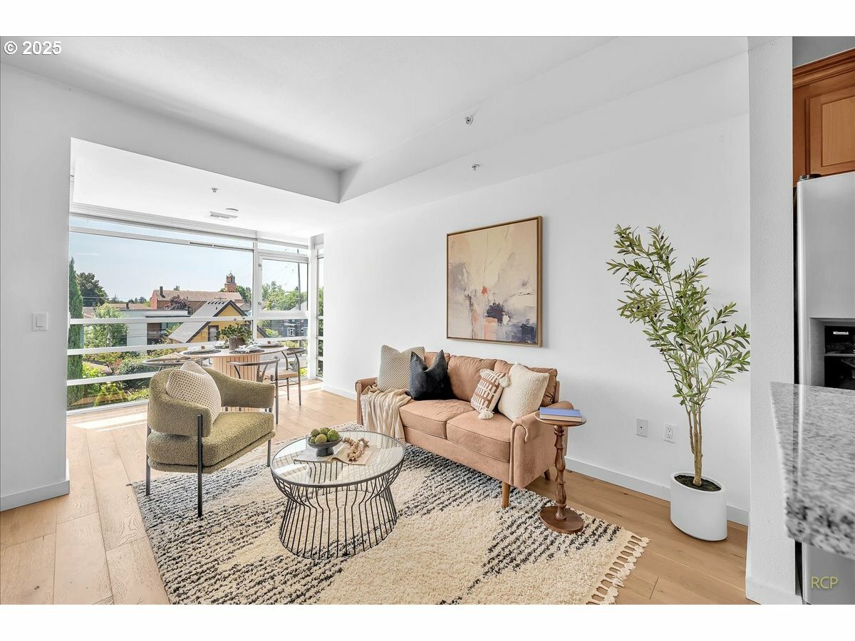 Property Photo: 910 SE 42nd Ave 370 OR 97215