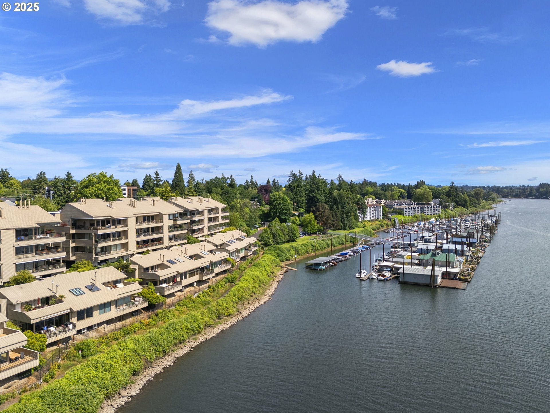 Property Photo:  242 SE Spokane St #6  OR 97202 