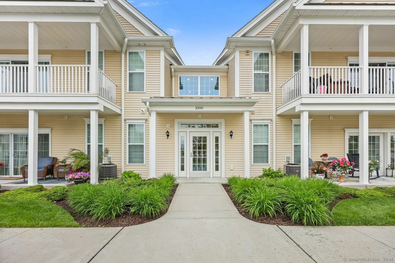 Property Photo: 1022 Country View Road 1022 CT 06810