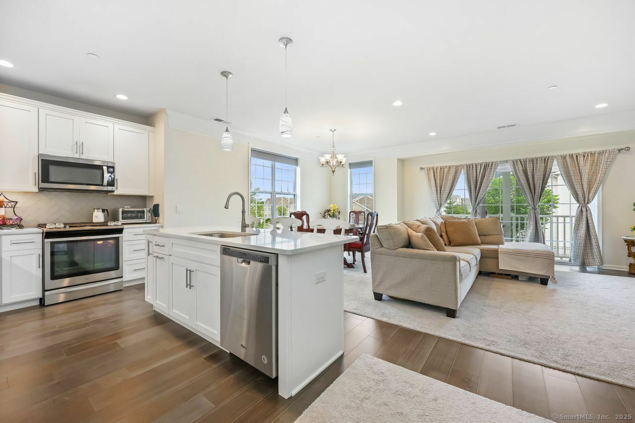Property Photo: 1022 Country View Road 1022 CT 06810