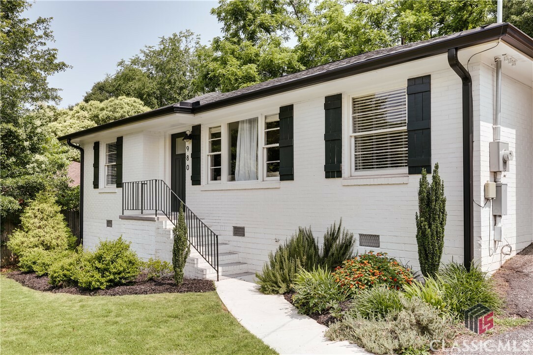 Property Photo: 980 Oglethorpe Avenue GA 30606