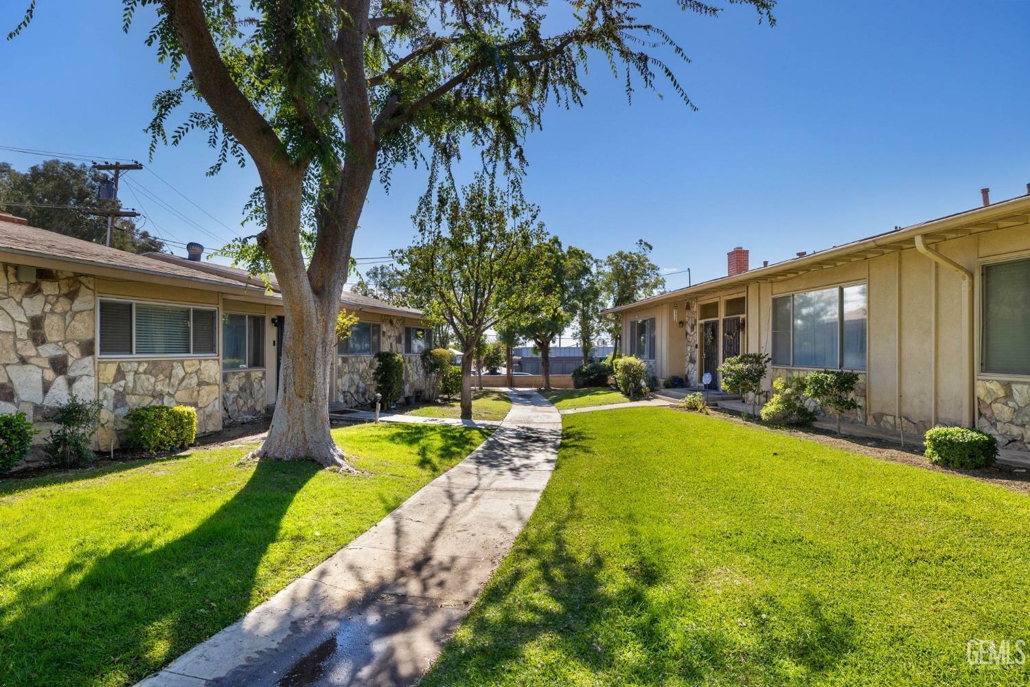 Property Photo: 2801 Oswell Street CA 93306