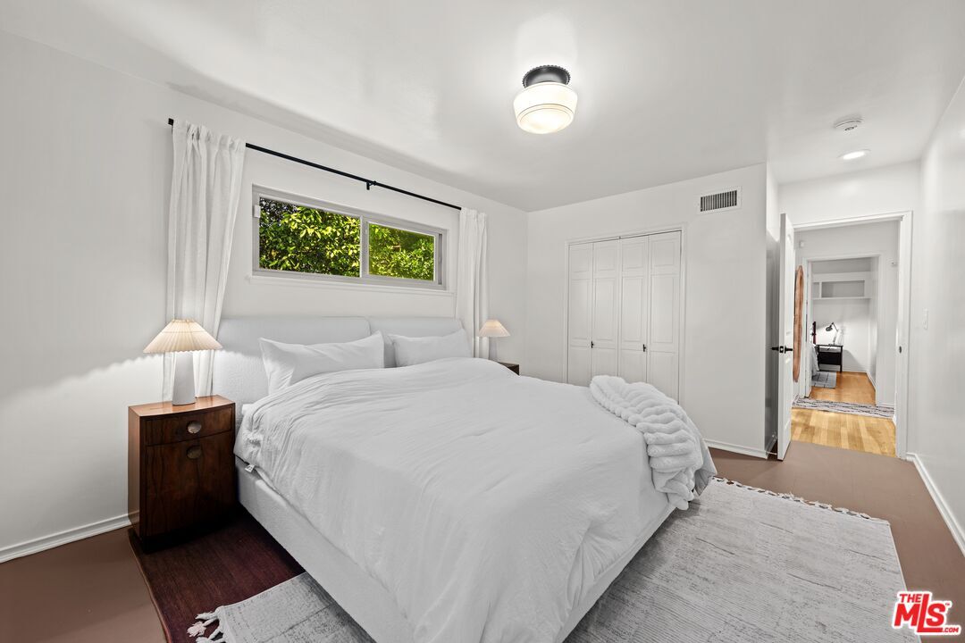 Property Photo: 6827 Bianca Ave CA 91406