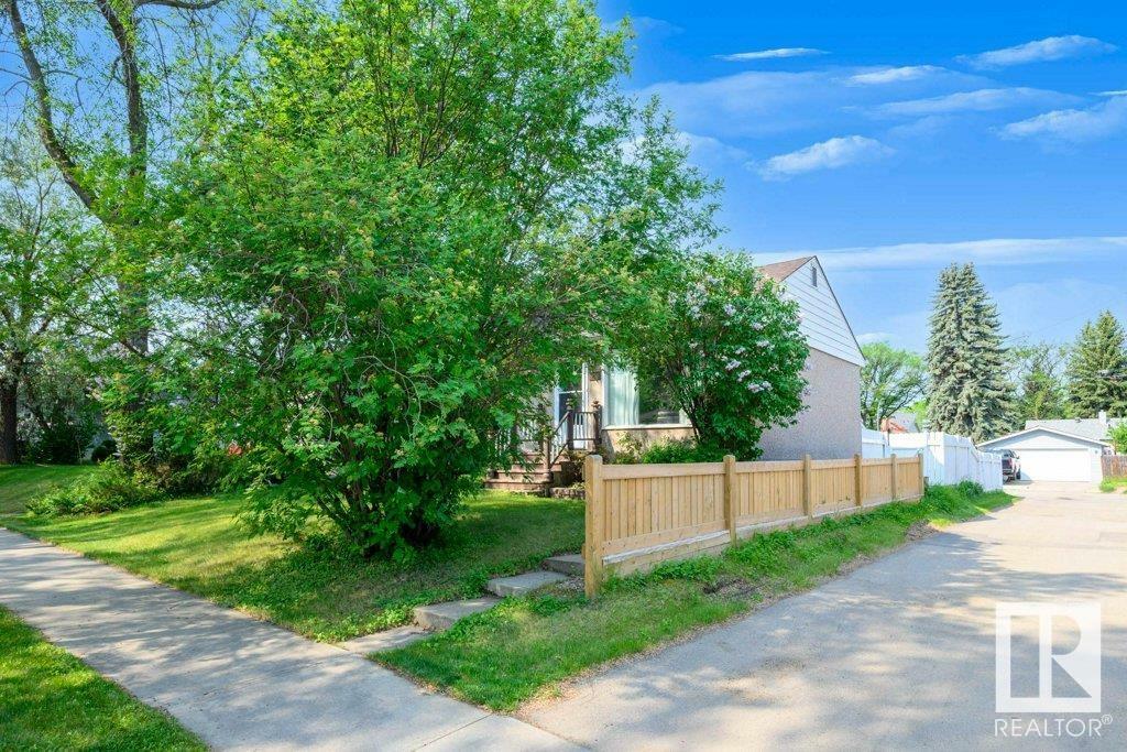 Photo de la propriété: 8658 77 Street NW AB T6C 2L8