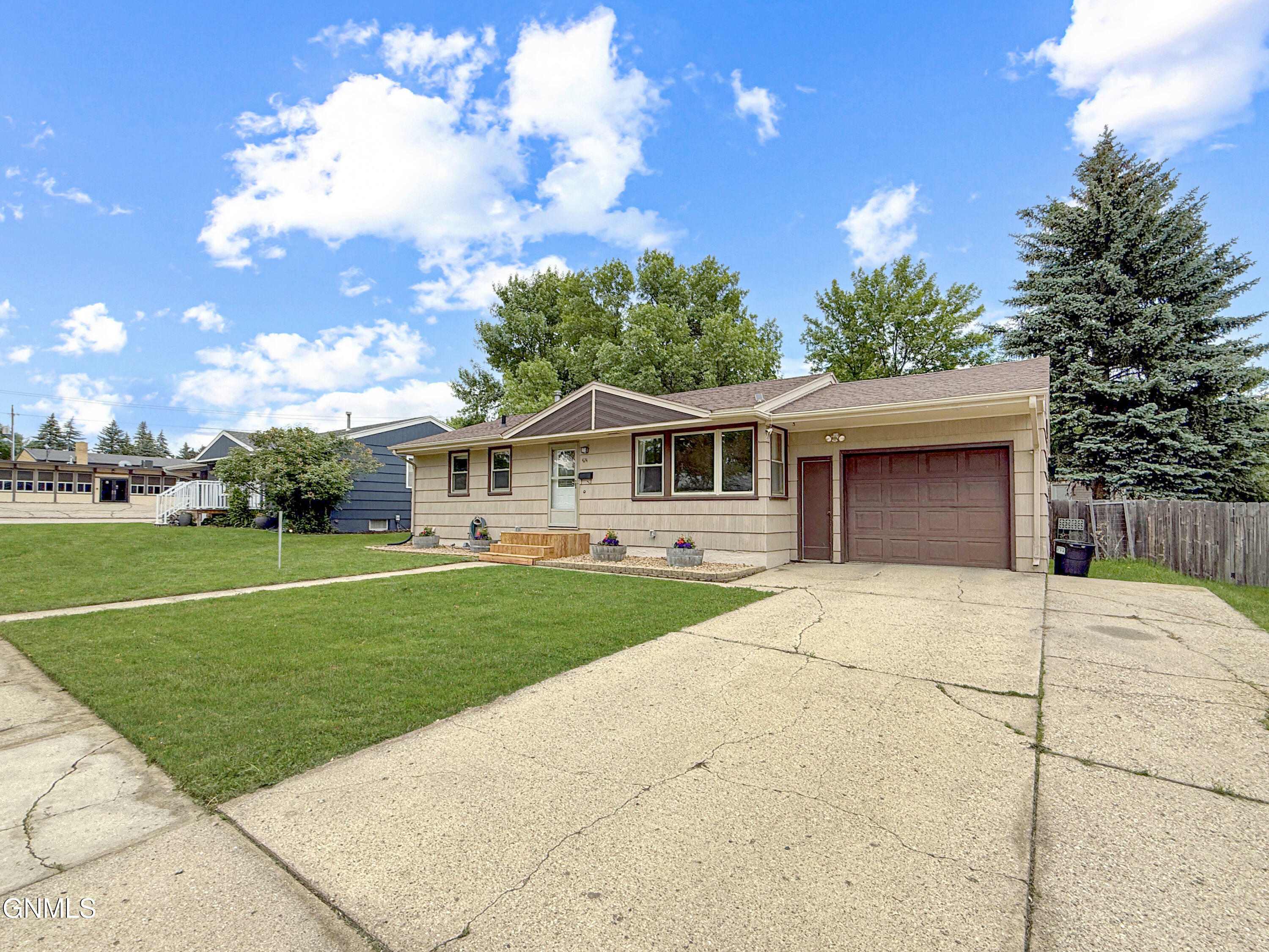 Property Photo: 424 26th Street NW ND 58703