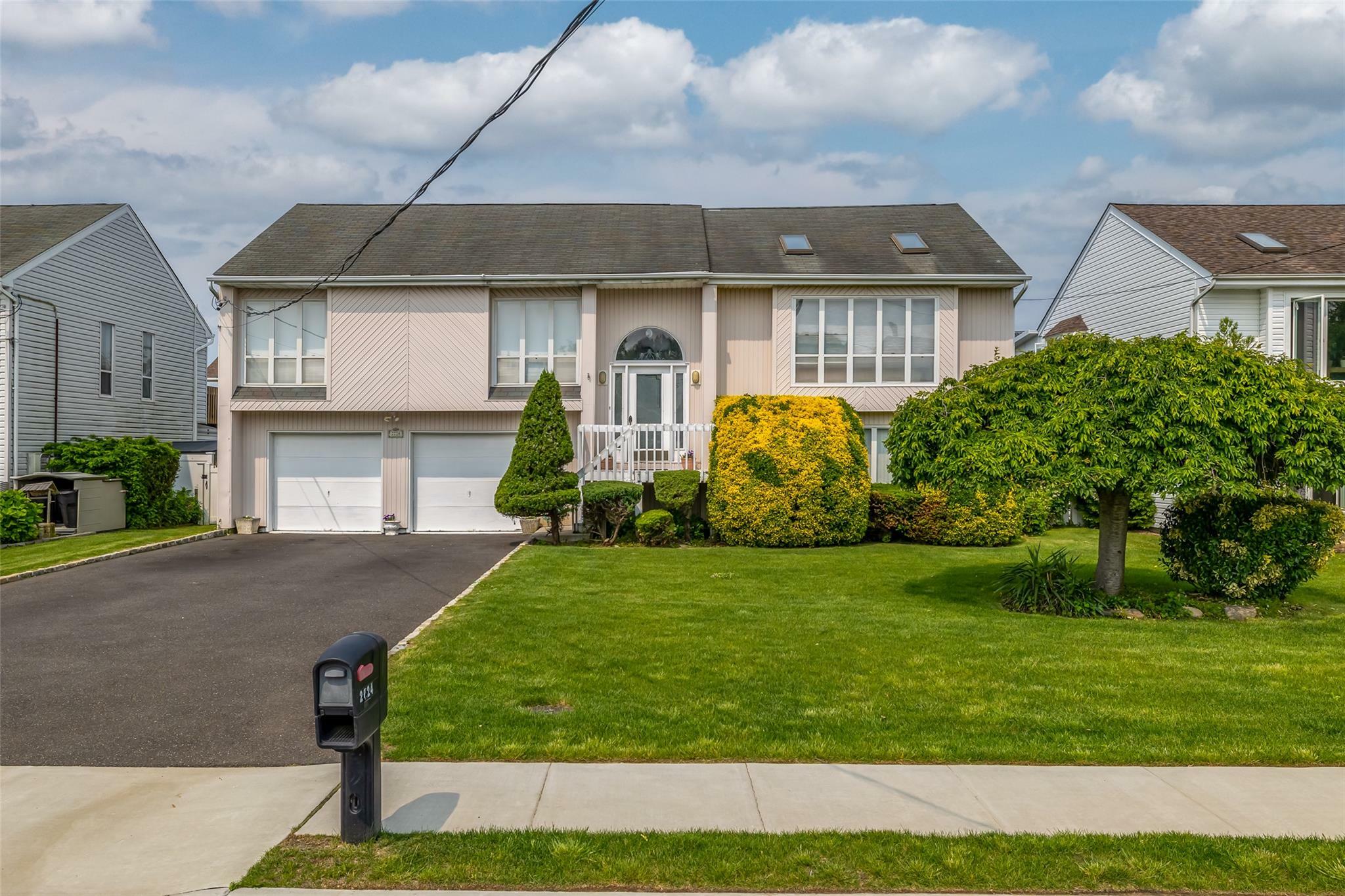 2724 Beaver Turn  Seaford NY 11783 photo