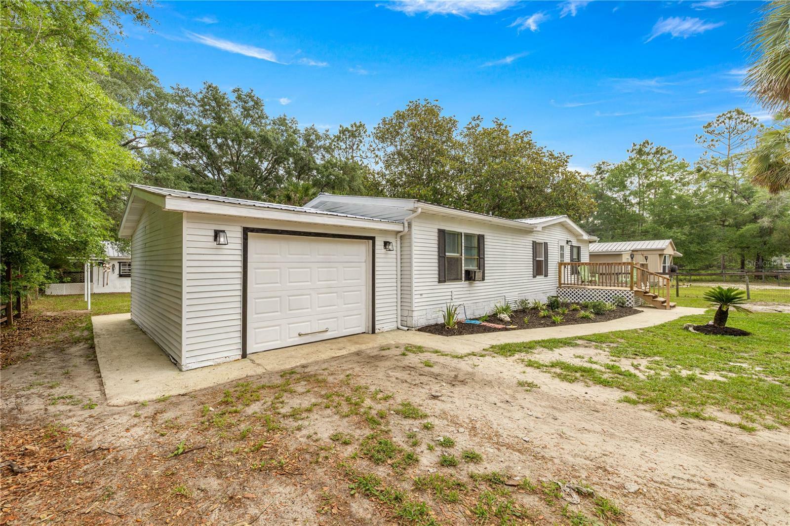 Property Photo: 10671 NE 152nd Lane FL 32134