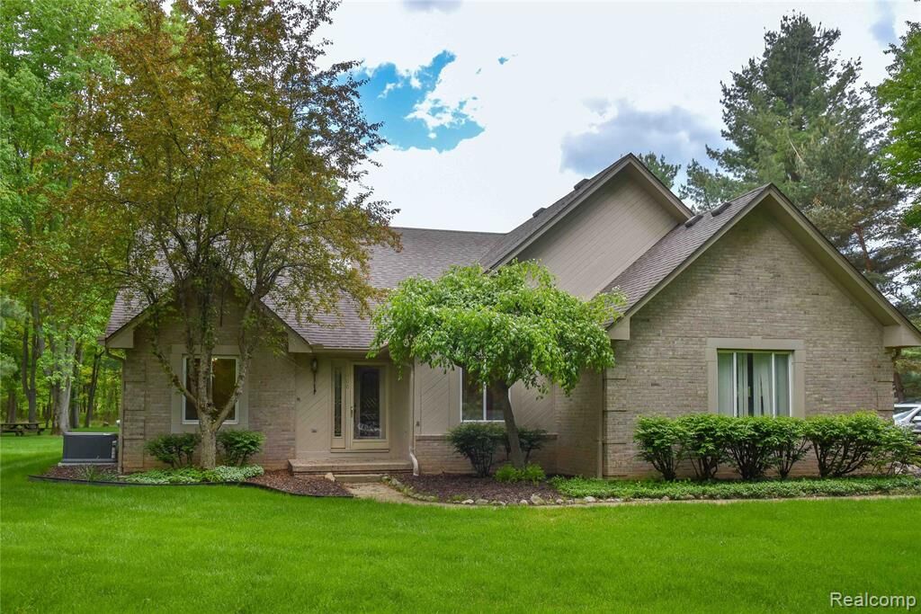 Property Photo:  1600 Dorn Drive  MI 48367 2628 
