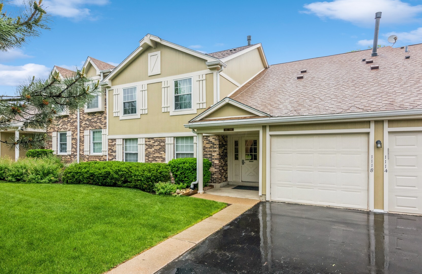 Property Photo: 1112 Auburn Lane 1112 IL 60089