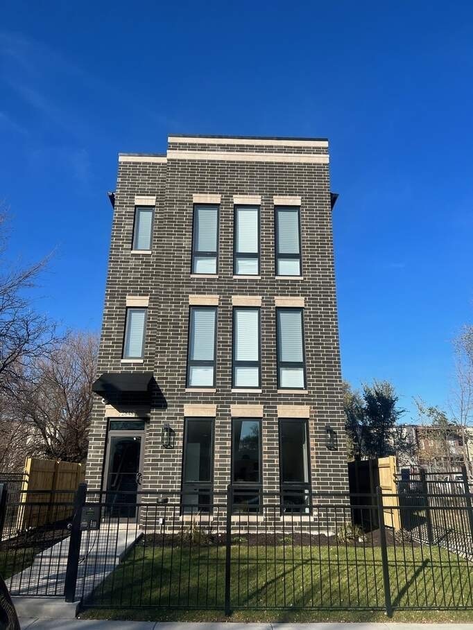 Property Photo: 2848 W Adams Street 2 IL 60612