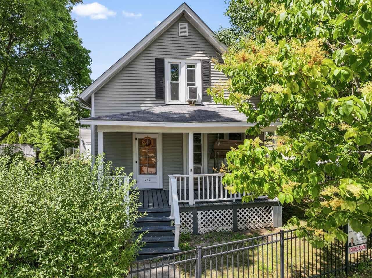 Property Photo: 952 Larkin Avenue IL 60123