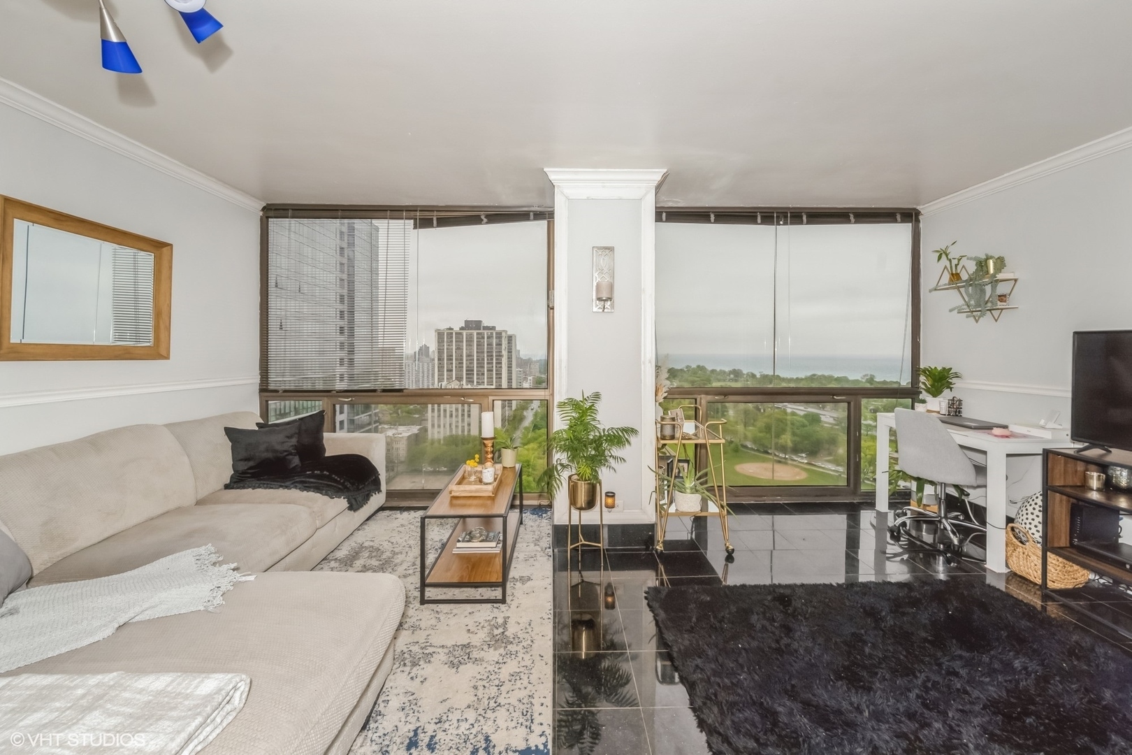 Property Photo: 4343 N Clarendon Avenue 2118 IL 60613