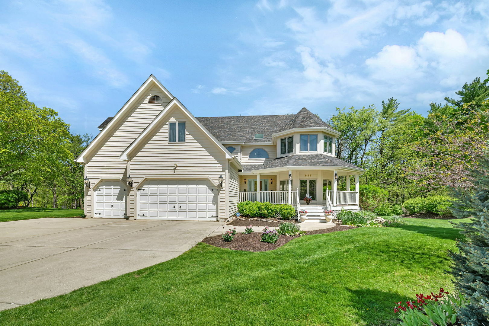 Property Photo:  639 White Oak Way  IL 60560 