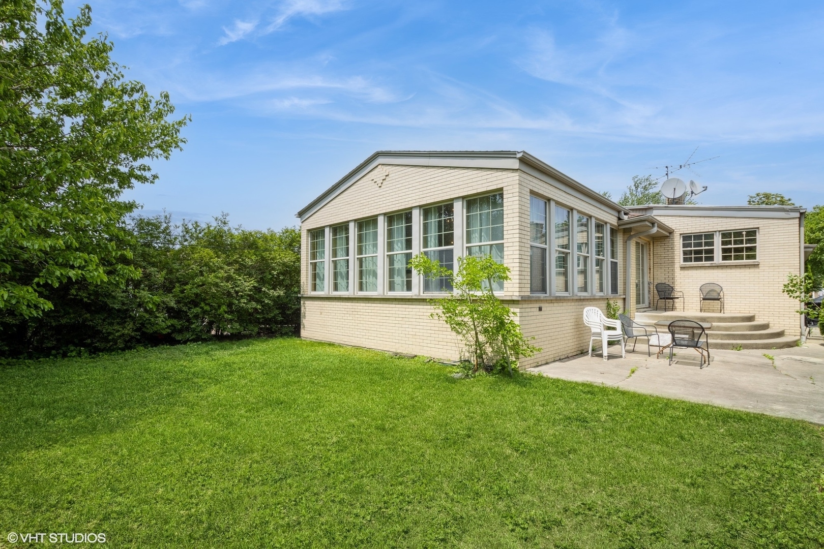 Property Photo: 6846 N Dowagiac Avenue IL 60646