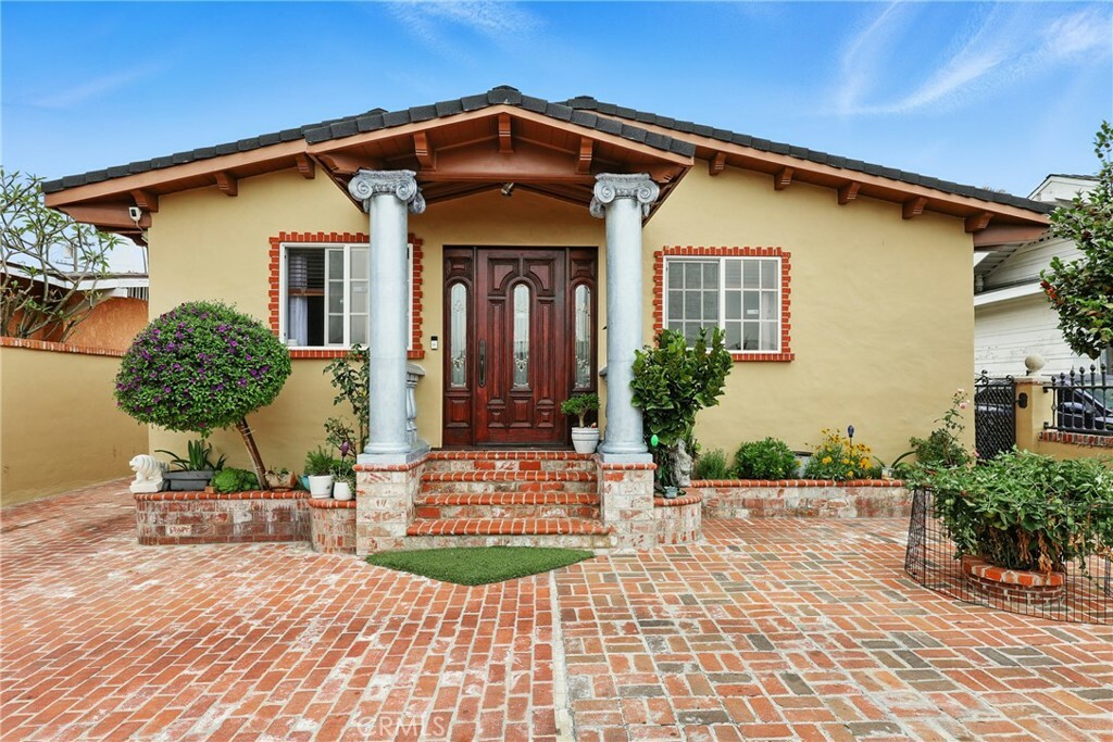 Property Photo:  1729 W 51st Place  CA 90062 