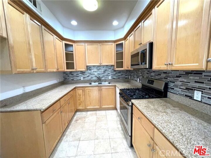 Property Photo: 362 Salem Street 104 CA 91203