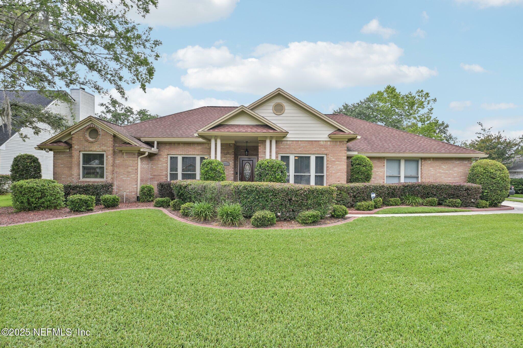 Property Photo: 1816 Lakedge Drive FL 32068