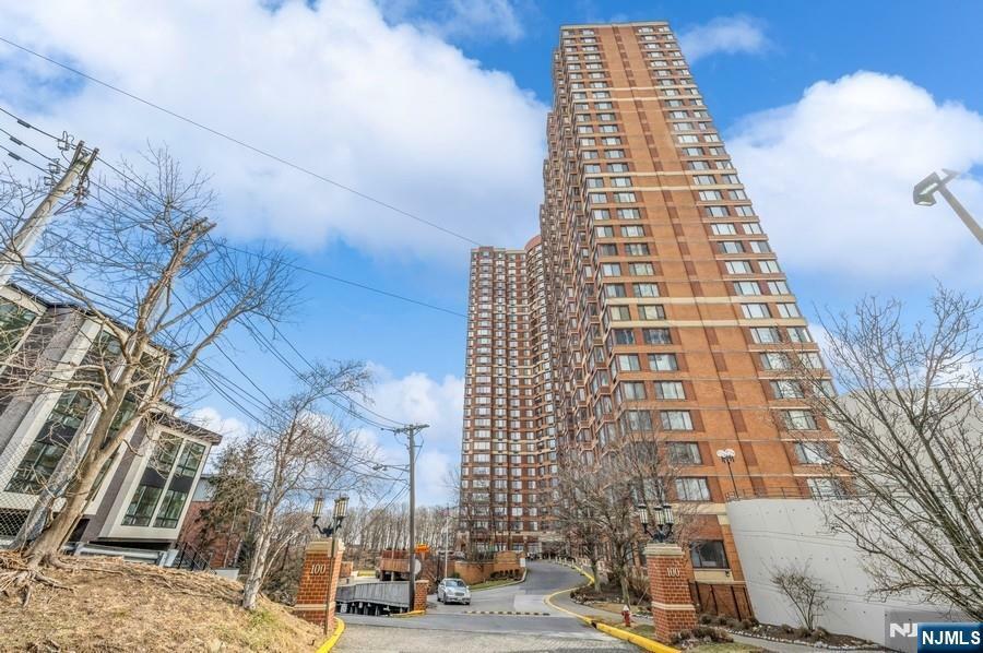 Property Photo:  100 Old Palisade Road 2216  NJ 07024 