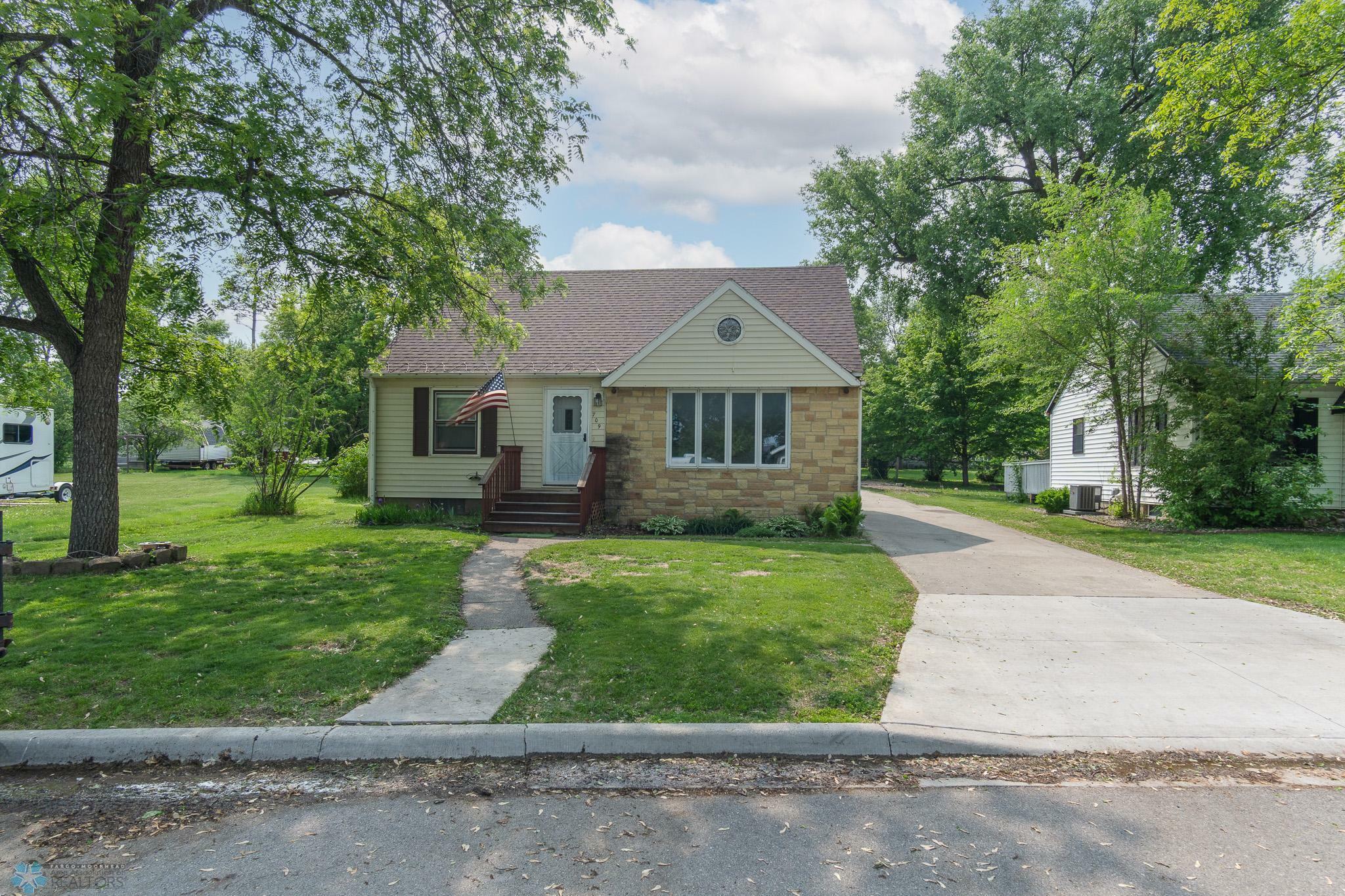 Property Photo: 709 9th Street MN 56549
