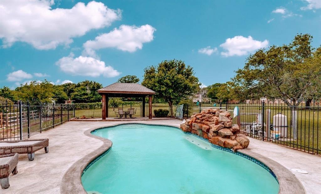 Property Photo: 501 Valle Vista Court TX 76248
