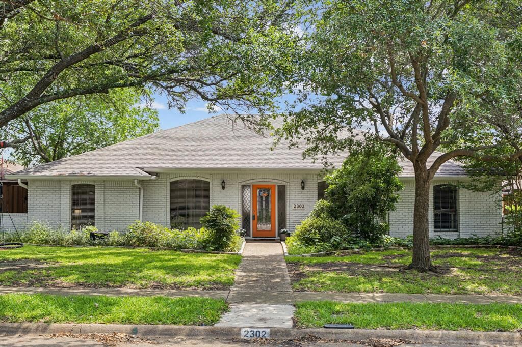Property Photo: 2302 Golden Willow Lane TX 75082