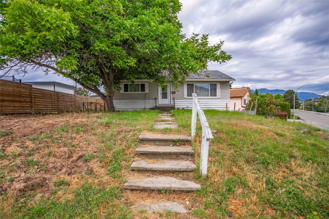 Property Photo:  1358 Cherry Crescent E  BC V1Y 3Y1 