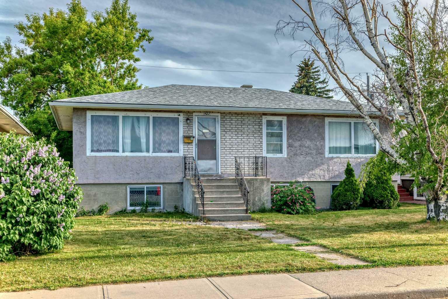 Property Photo: 927 Renfrew Drive AB T2E 5H8