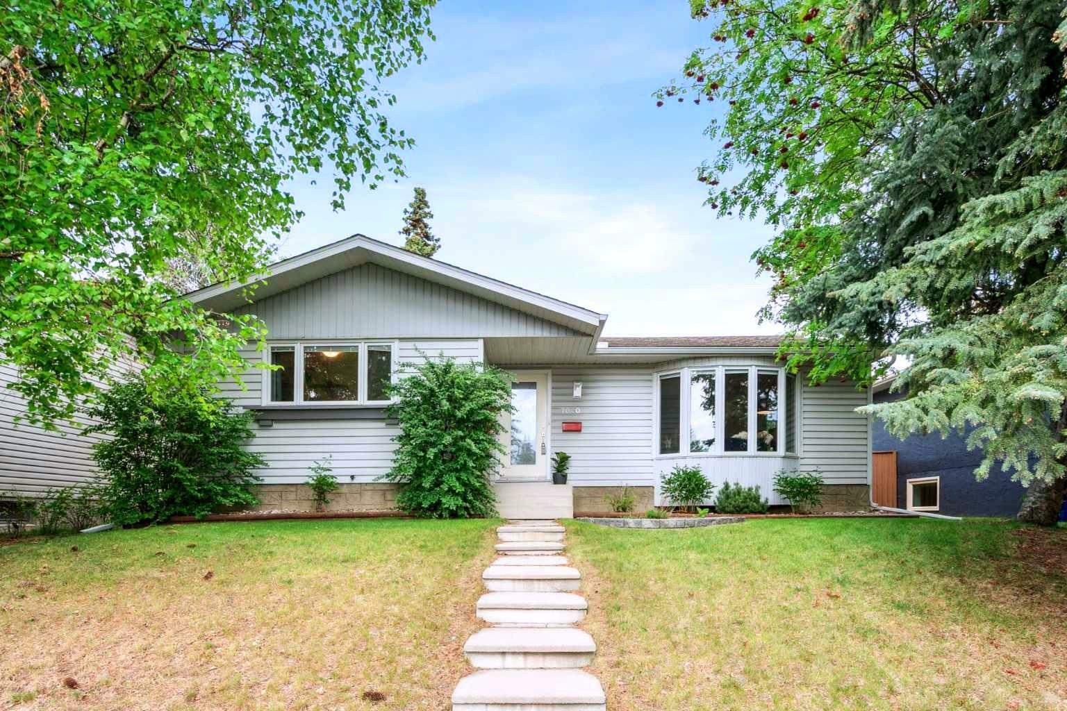 Photo de la propriété:  7040 61 Avenue NW  AB T3B 3H8 