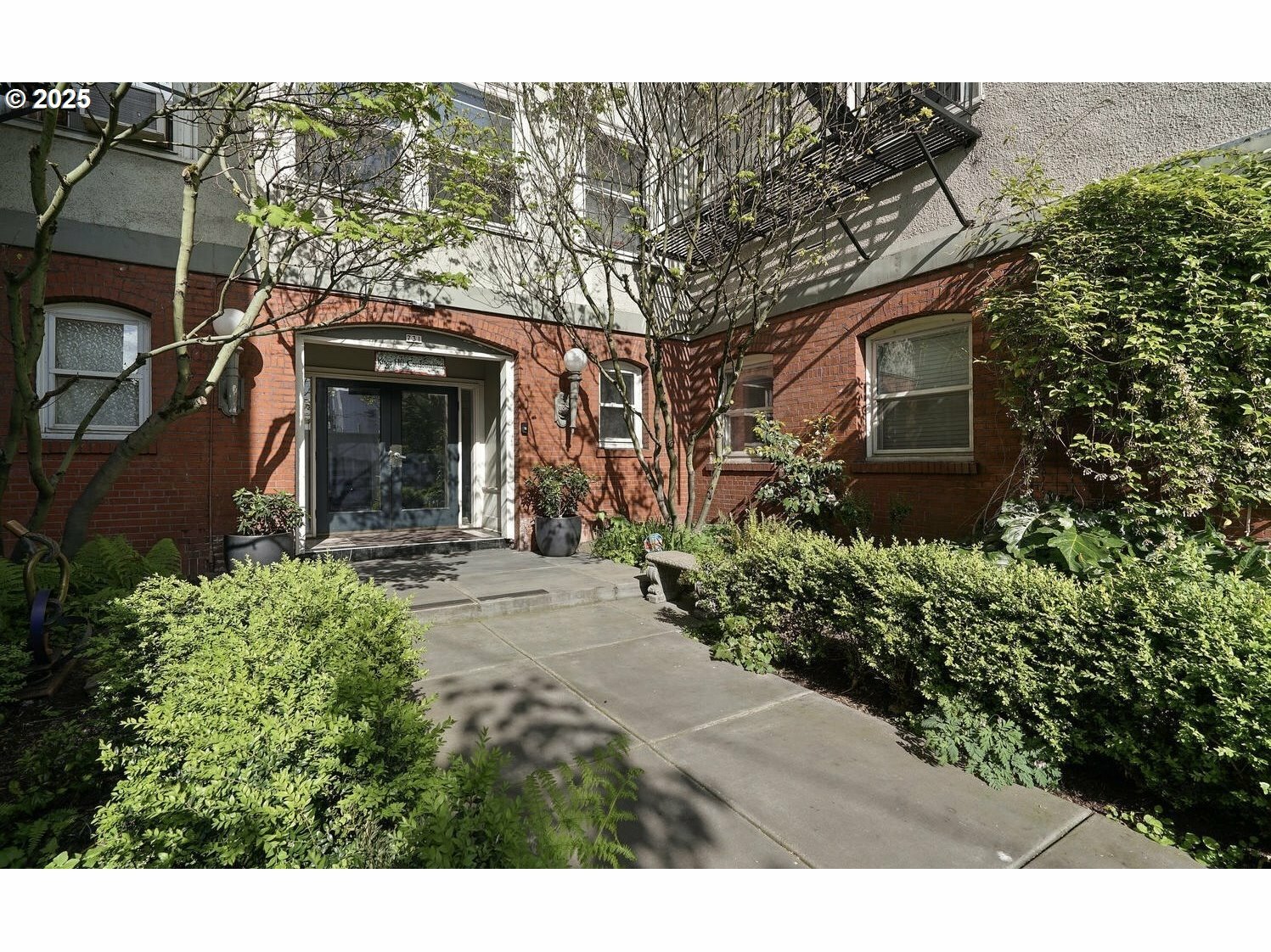 Property Photo:  731 SW King Ave  OR 97205 