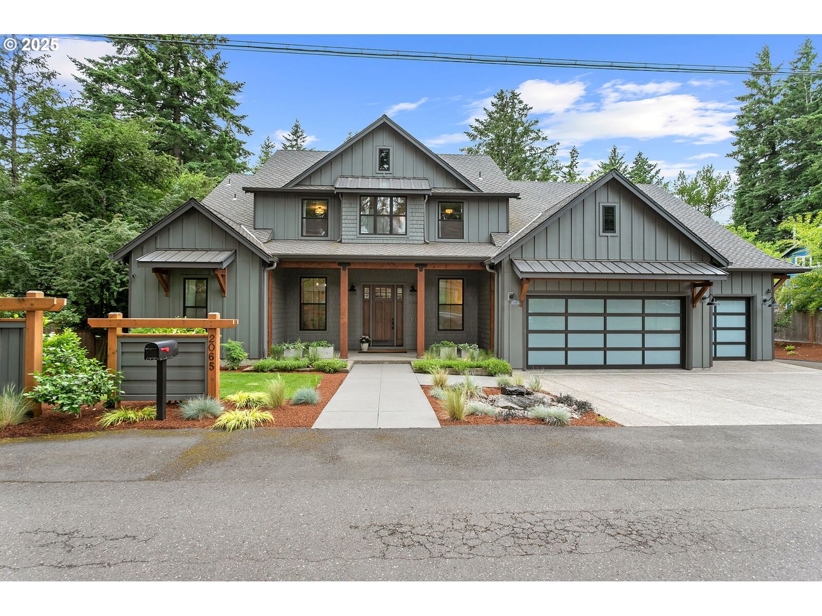 Property Photo:  2065 SW 75th Ave  OR 97225 