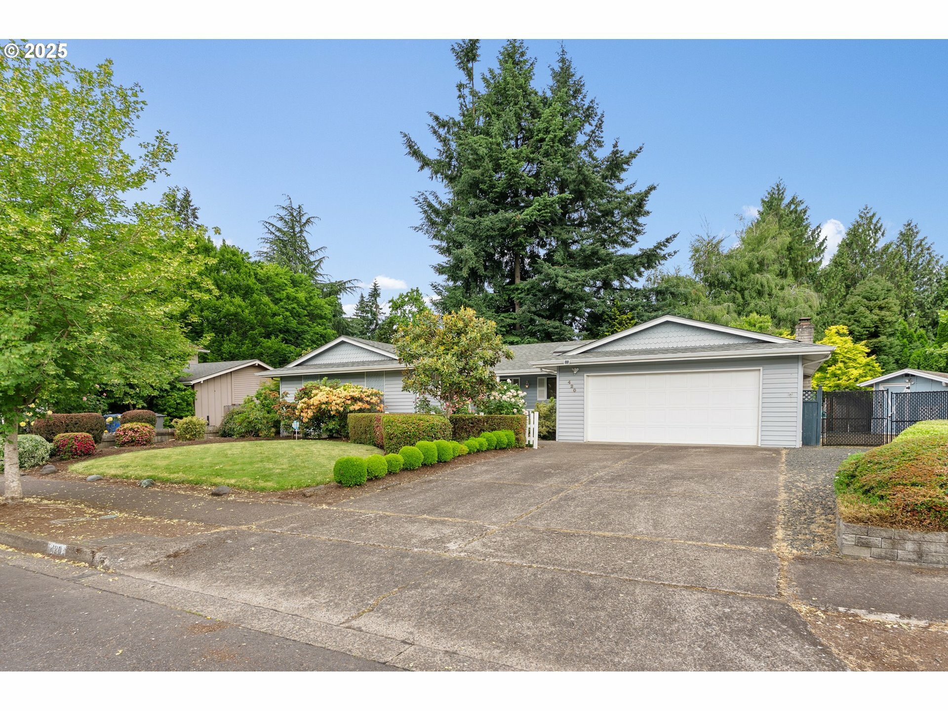 Property Photo: 420 Mar Loop OR 97401