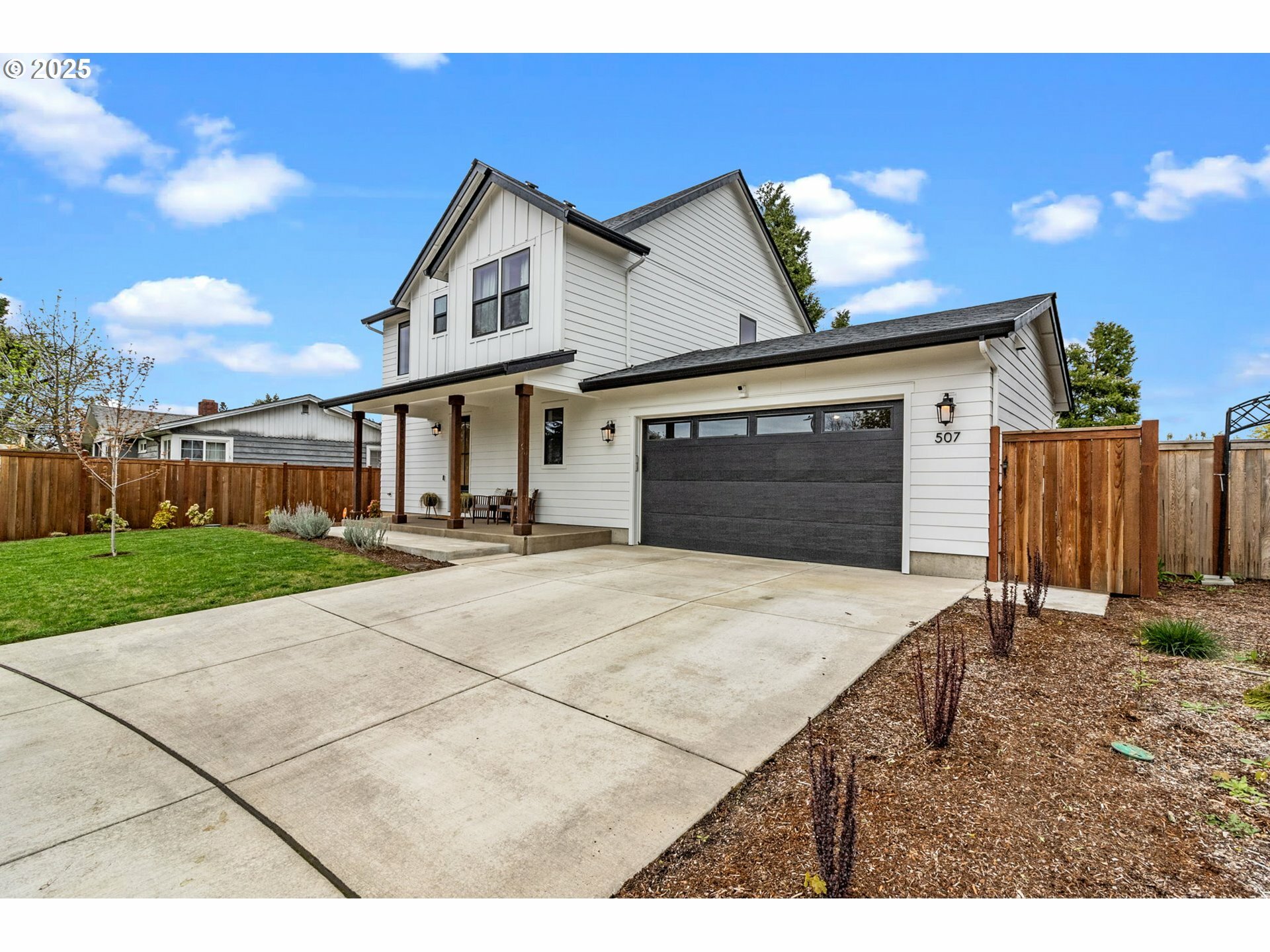 Property Photo: 507 Honeysuckle Ln OR 97401